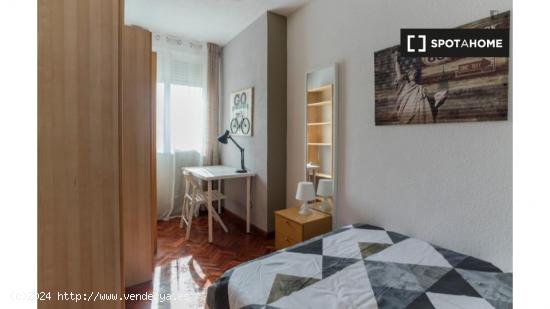 Se alquila habitación en apartamento de 5 dormitorios en Alcalá de Henares. - MADRID