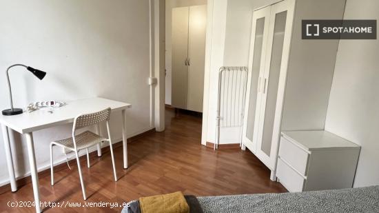 Habitación en piso compartido en barcelona. - BARCELONA