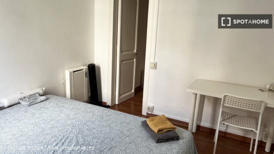 Habitación en piso compartido en barcelona. - BARCELONA