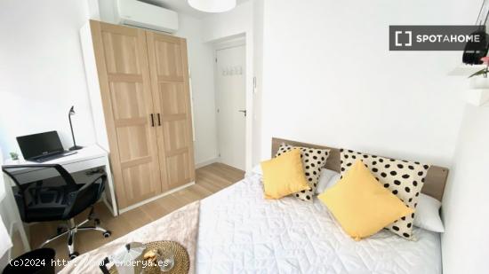 Se alquila habitación en apartamento de 4 dormitorios en Getafe - MADRID