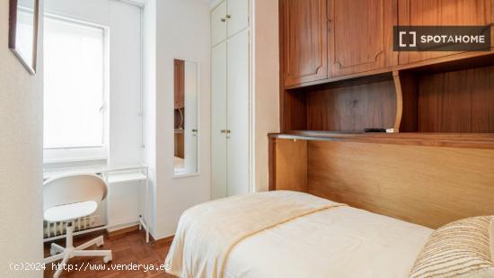 Habitación en apartamento de 4 dormitorios en Madrid - MADRID