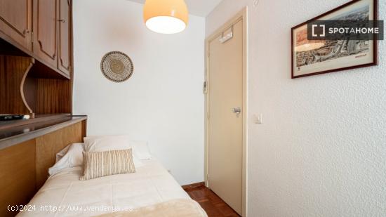 Habitación en apartamento de 4 dormitorios en Madrid - MADRID