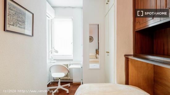 Habitación en apartamento de 4 dormitorios en Madrid - MADRID