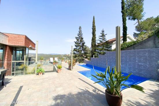 Espectacular chalet de diseño en la montaña, vistas impresionantes y piscina - BARCELONA