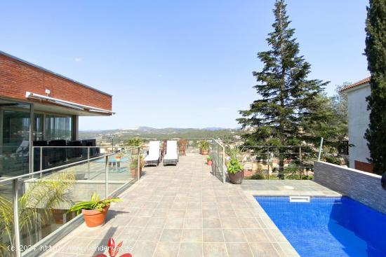 Espectacular chalet de diseño en la montaña, vistas impresionantes y piscina - BARCELONA