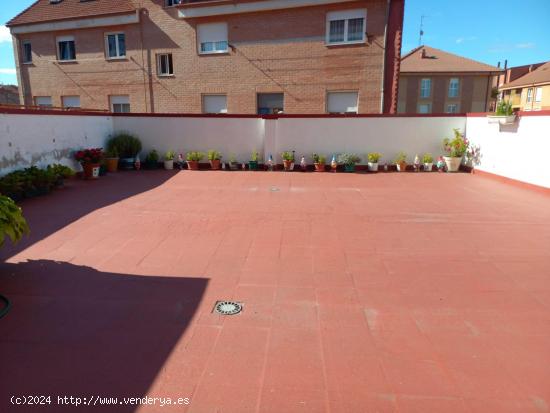 Piso muy luminoso con espectacular terraza de 130 m2 en Trobajo del Camino. - LEON