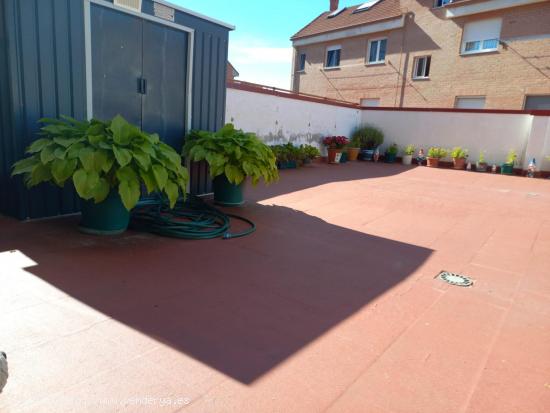 Piso muy luminoso con espectacular terraza de 130 m2 en Trobajo del Camino. - LEON