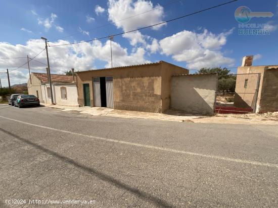 ENCANTADORA CASA DE CAMPO CON TERRENO EN LOS PUERTOS - MURCIA