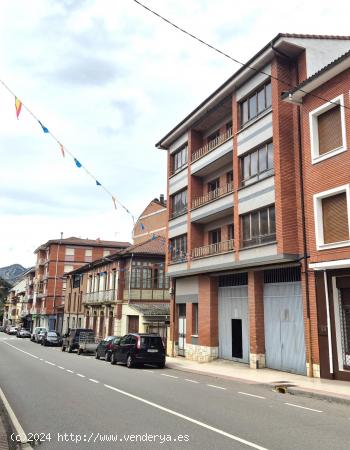 EDIFICIO DE TRES PLANTAS COLLANZO CON BAJO APTO PARA USO INDUSTRIAL - ASTURIAS