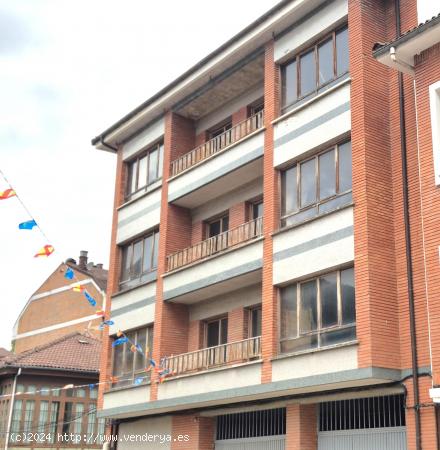 EDIFICIO DE TRES PLANTAS COLLANZO CON BAJO APTO PARA USO INDUSTRIAL - ASTURIAS