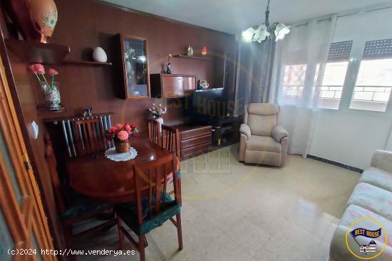 PISO EN VENTA EN LA ZONA DE REYES CATOLICOS CON UNA AMPLIA TERRAZA - CUENCA