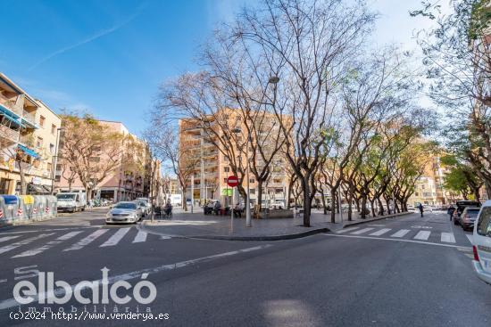 NOU EIXAMPLE NORD - Espléndida oficina reformada con sala diáfana, despacho y almacén en 1a plant