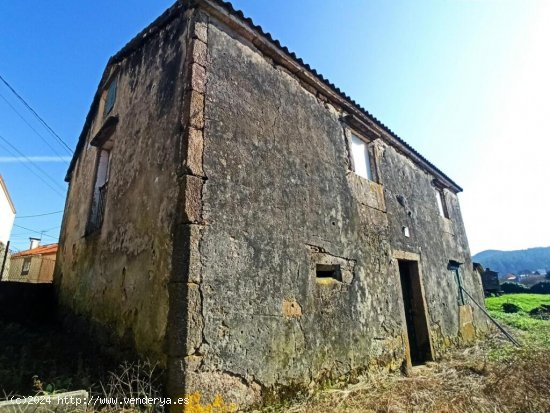 Edificaciones para restaurar en el lugar de A Grixa.