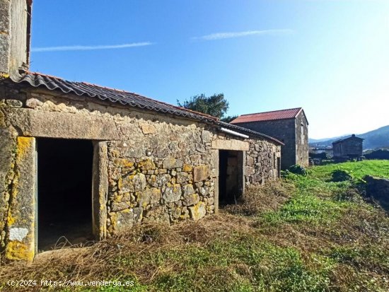 Edificaciones para restaurar en el lugar de A Grixa.