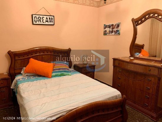 SE ALQUILAN HABITACIONES / 4 DORMITORIOS /2 BAÑOS /CONCEPCIÓN/ 250 €