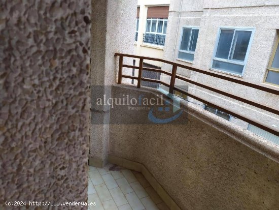 SE ALQUILAN HABITACIONES / 4 DORMITORIOS /2 BAÑOS /CONCEPCIÓN/ 250 €