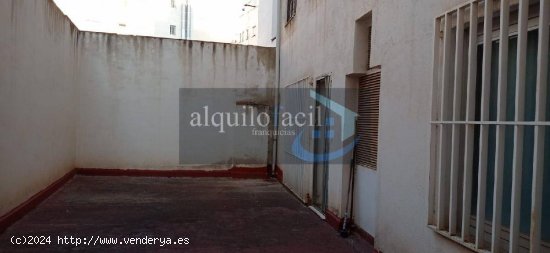 SE ALQUILA ENTREPLANTA EN C/FERIA DE 90 METROS CON PATIO Y ASEO PRIVADO Y 3 ESTANCIAS POR 550€