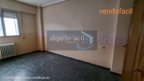 SE VENDE PISO CON GARAJE EN AVDA RAMON Y CAJAL DE 3 DORMITORIOS Y 2  BAÑOS POR 200000€