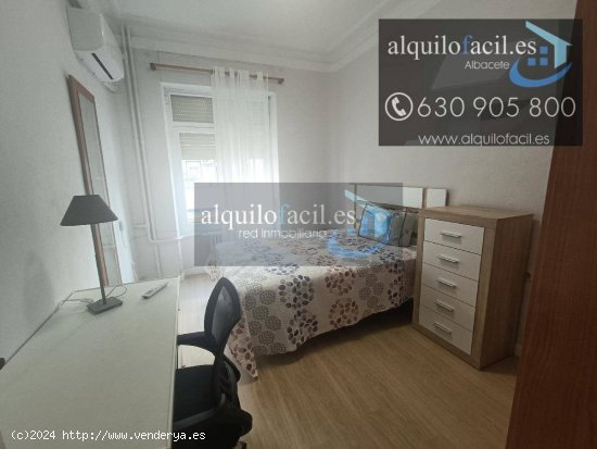 SE ALQUILAN  DOS HABITACIONES  EN C/ ROSARIO POR 300€ TODO INCLUIDO