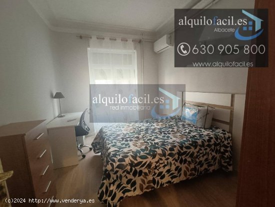 SE ALQUILAN  DOS HABITACIONES  EN C/ ROSARIO POR 300€ TODO INCLUIDO