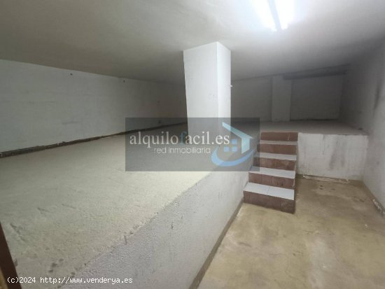 SE ALQUILA LOCAL CON VADO EN C/ HELLIN DE 225 METROS POR 1500€