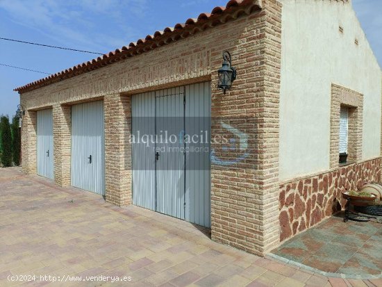 SE ALQUILA CHALET EN CARRETERA DE JAEN POR 2500€