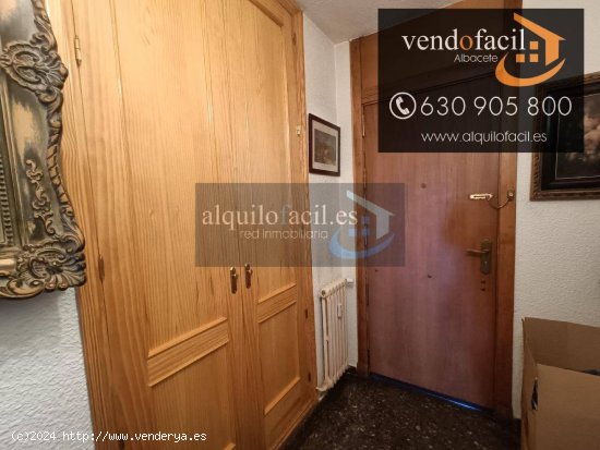 SE VENDE PISO CON GARAJE, PISCINA, PISTA DE TENIS EN AVDA DE LA ESTACION DE 4 HABITACIONES POR 25000