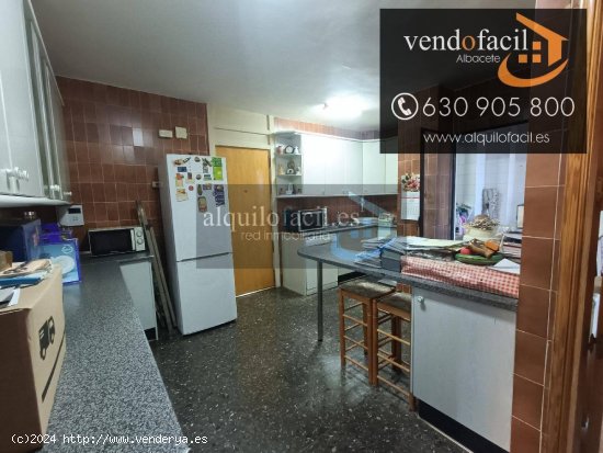 SE VENDE PISO CON GARAJE, PISCINA, PISTA DE TENIS EN AVDA DE LA ESTACION DE 4 HABITACIONES POR 25000