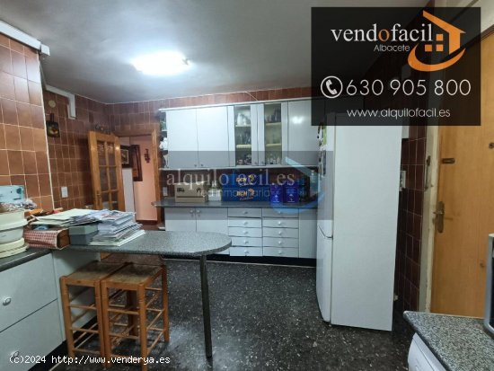 SE VENDE PISO CON GARAJE, PISCINA, PISTA DE TENIS EN AVDA DE LA ESTACION DE 4 HABITACIONES POR 25000