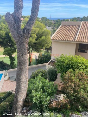 Bungalow con terraza soleada y piscina