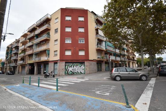 Local esquinero en alquiler, gran fachada - BARCELONA