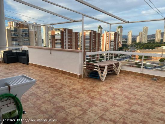 Ático con gran terraza 30 m2 con vistas panorámicas al mar y montaña en zona playa Poniente. - AL