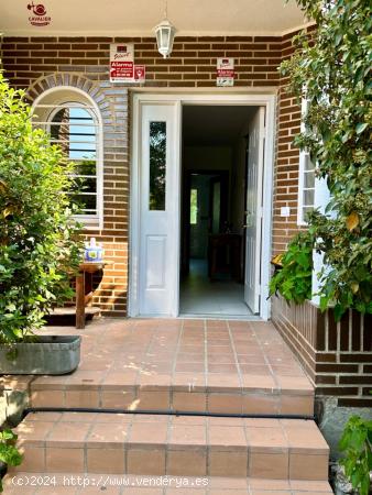 Chalet adosado de 286m2 con 4 dormitorios, 3 baños y amplio jardín con barbacoa. - MADRID