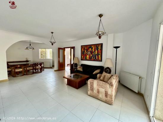 Chalet adosado de 286m2 con 4 dormitorios, 3 baños y amplio jardín con barbacoa. - MADRID