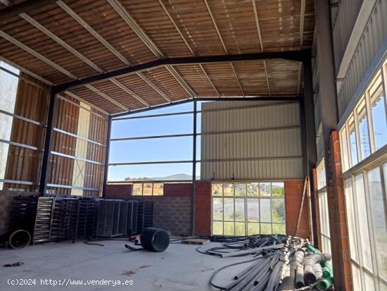 SE VENDE NAVE CON 8.000 M2 DE TERRENO - LEON