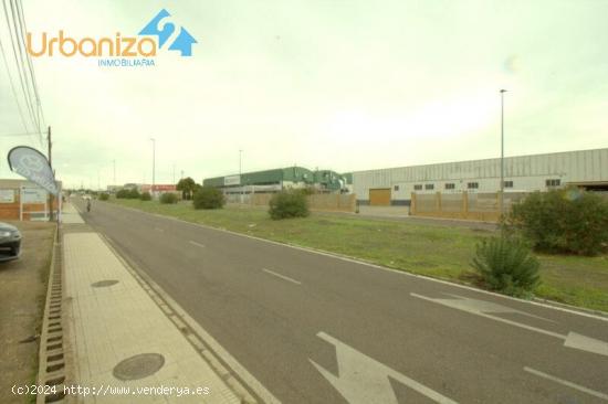 NAVE DE 450 M2. CON UNA UBICACION INMEJORABLE Y ZONA DE APARCAMIENTO. - BADAJOZ