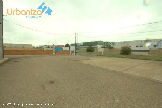 NAVE DE 450 M2. CON UNA UBICACION INMEJORABLE Y ZONA DE APARCAMIENTO. - BADAJOZ