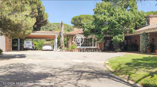 Casa en venta en Rocaferrera con vistas espectaculares al mar en parcela plana - BARCELONA