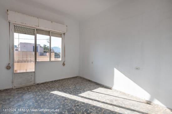 Se vende piso en calle Santa Florentina  en pleno centro con 3 dormitorios y 1 baño - MURCIA