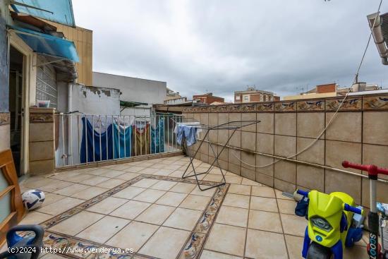 JUNTO CTRA. BARCELONA (ESCUELA RAMAR) BONITA CASA CON POSIBILIDAD VIVIR 2 FAMILIAS - BARCELONA