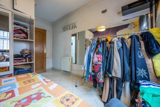 JUNTO CTRA. BARCELONA (ESCUELA RAMAR) BONITA CASA CON POSIBILIDAD VIVIR 2 FAMILIAS - BARCELONA