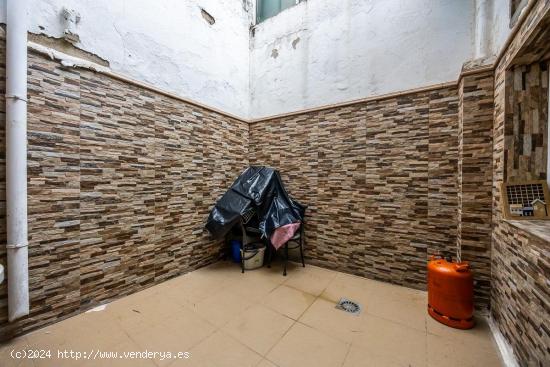 CASA CON POSIBILIDAD DE VIVIR 2 FAMILIAS EN LA CREU DE BARBERÀ - BARCELONA