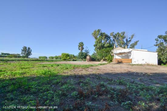 Casa de dos plantas más almacén y piscina muy cerca del río Ebro en Deltebre. - TARRAGONA