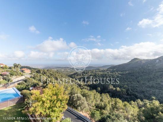 Casa a la venta con piscina y vistas en Bruguers - BARCELONA