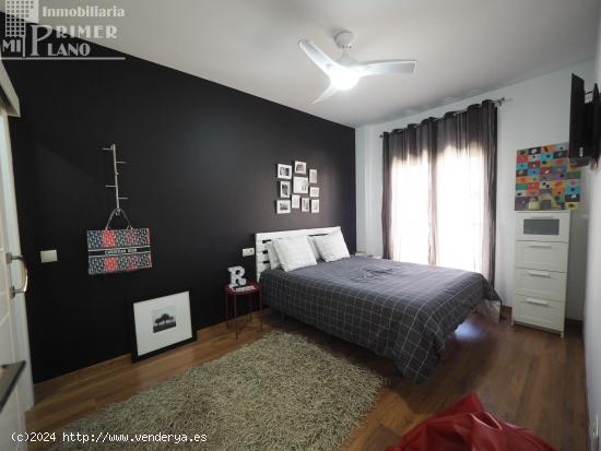 Piso junto a c/Encuentros, de 3 dorm, 2 baños, despacho, salon y cocina, 2 garajes y trastero. - CI