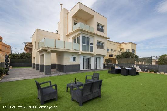 Chalet Independiente en Primera Línea de Playa: Tu refugio en Mareny de Barraquetes, Sueca, Valenci