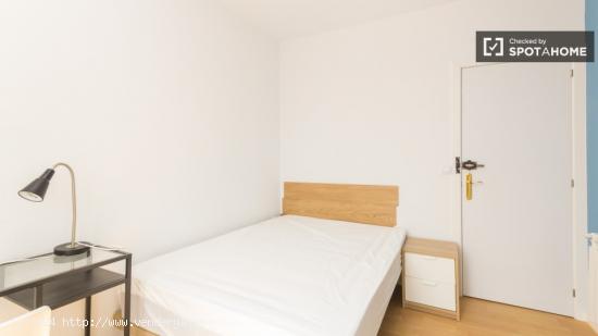 Habitación amueblada con escritorio en piso compartido, Latina - MADRID