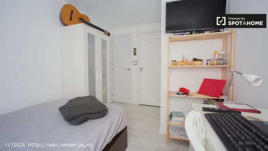 Acogedora habitación en un apartamento de 3 dormitorios en Camins al Grau, Valencia - VALENCIA