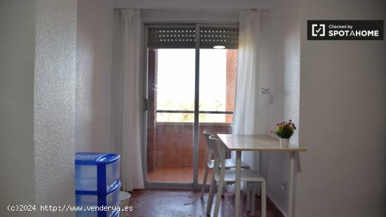 Se alquila habitación en piso de 3 dormitorios en valencia. - VALENCIA