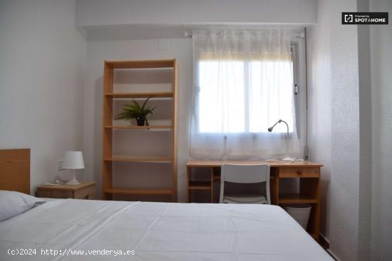  Se alquila habitación en piso de 3 dormitorios en valencia. - VALENCIA 